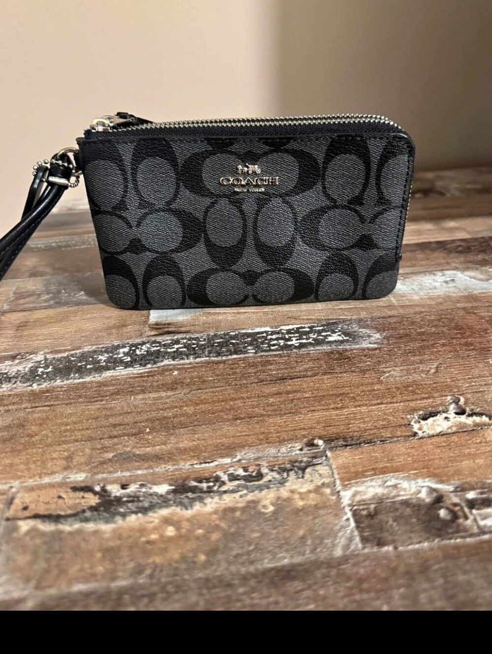 Coach Black and Charcoal Signature Zip Wristlet NWOT 2 Zipper‎ Closure